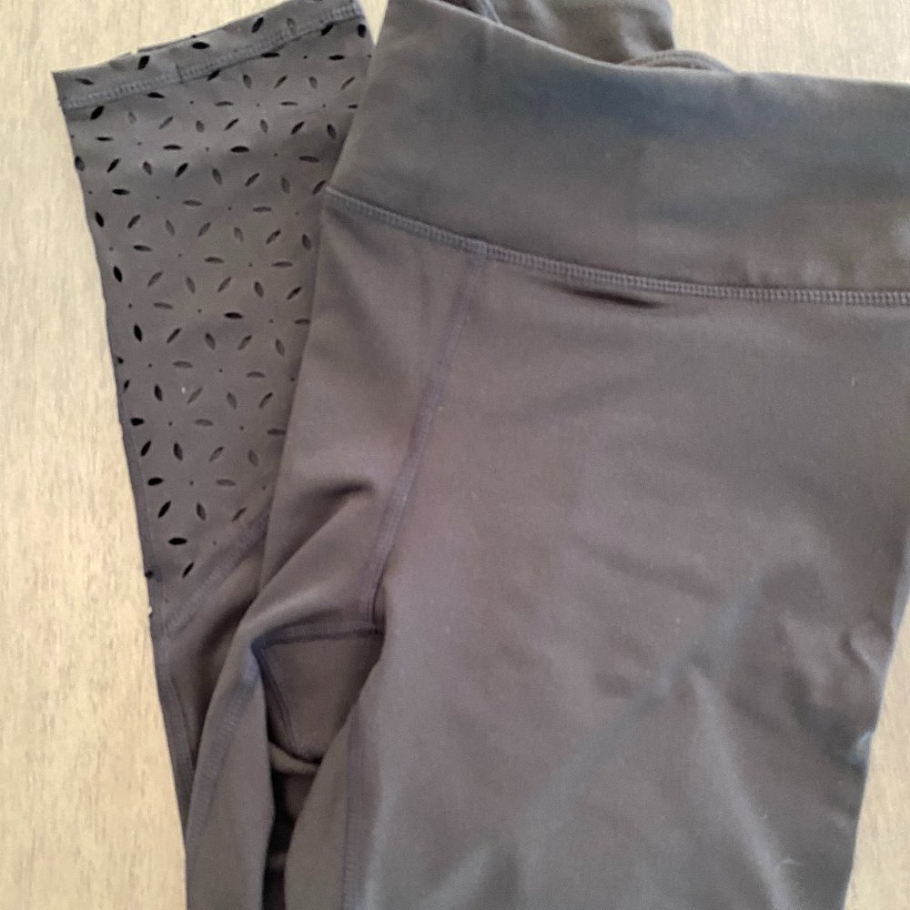 Gaiam 3/4 length Om Fit Yoga/Fitness Pants, Size M